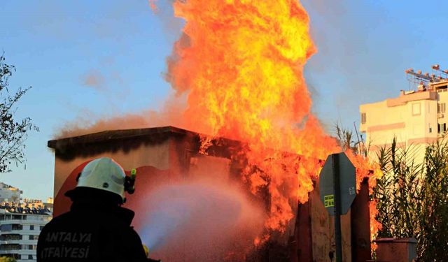 Aşırı yüklenmeyi kaldırmayan trafo alev alev yandı