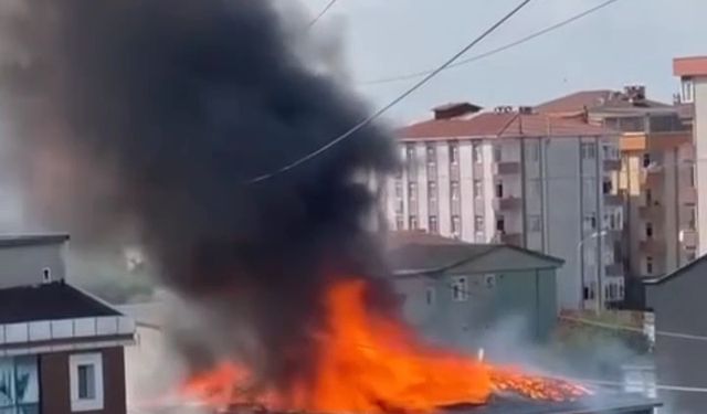Ataşehir’de bir evin çatısı alev alev yandı