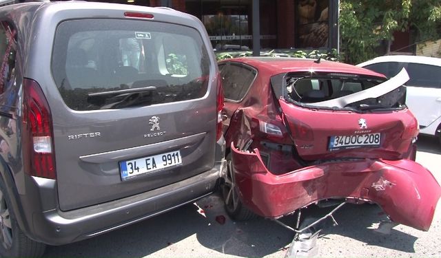 Ataşehir’de ehliyetsiz sürücü park halindeki 3 araca çarptı: 1 yaralı