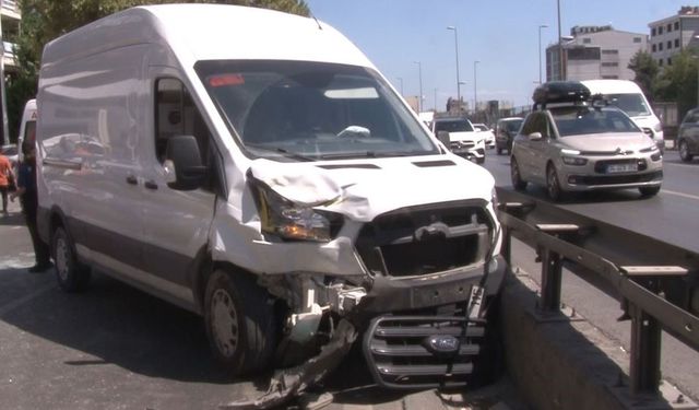 Avcılar’da panelvan araç ve ticari taksi çarpıştı: Taksi içerisindeki yolcu yaralandı
