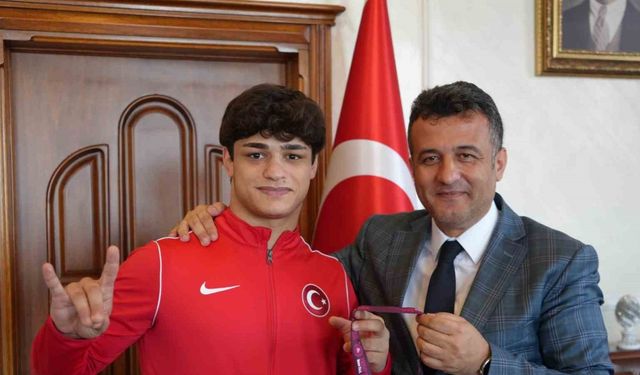 Avrupa şampiyonu milli güreşçi Alperen Berber: "Türklüğün simgesi olarak bozkurt işareti yaptım, gururluyum"
