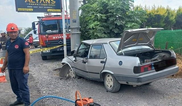 Aydınlatma direğine çarpan Tofaş’ın sürücüsü hayatını kaybetii