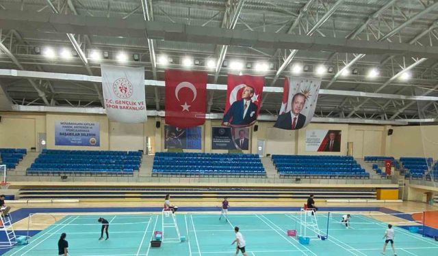 Badminton müsabakaları katılımcılar arasında dostane rekabetle oynandı