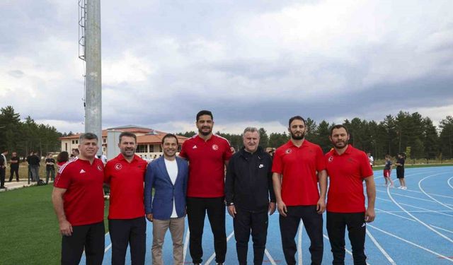 Bakan Bak olimpiyatlara hazırlanan sporcuları ziyaret etti