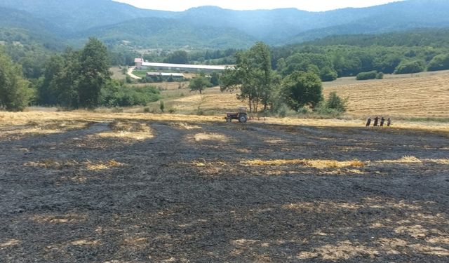 Balya yapılmayı bekleyen buğday sapları alev alev yandı