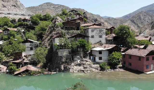 Baraj suları evinin duvarına dayandı: 75 yaşındaki Sebaha Nine koca köyde tek başına mahsur kaldı