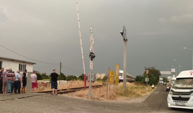 Bariyer kapalıyken karşıya geçmeye çalışan 2 kişiye tren çarptı: 1 ölü, 1 yaralı