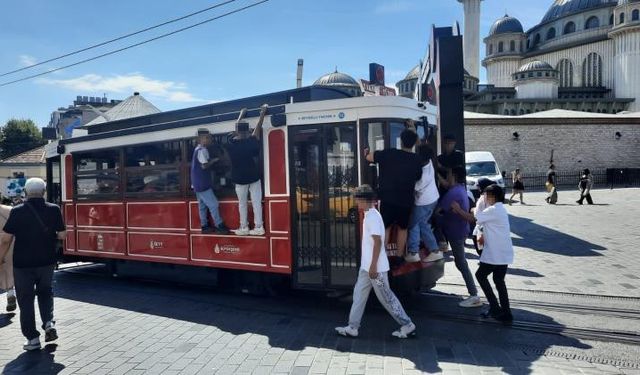 Beyoğlu’nda nostaljik tramvaydaki tehlikeli yolculuk kamerada