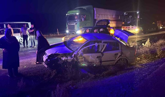 Biçerdöveri sollamak isterken karşıdan gelen araçla çarpıştı: 6 yaralı