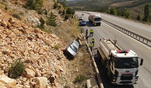 Burdur-Antalya yolunda kaza: Kontrolden çıkan otomobil bariyeri aşıp kayalıklara çarptı