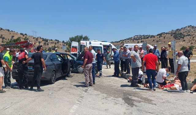 Burdur’da iki otomobil çarpıştı: 1’i ağır 10 yaralı