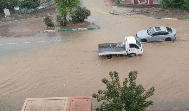 Bursa’da aniden bastıran yağmur, hayatı felç etti
