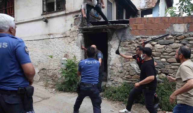 Bursa’da çöp evini temizletmeyip polisi bıçakladı