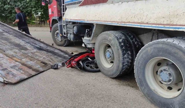 Bursa’da motosiklet kamyonun altına girdi: 1 yaralı