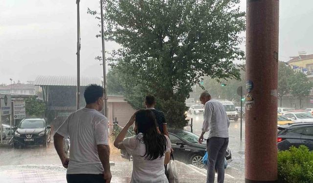 Bursa’da sağanak yağış hayatı durma noktasına getirdi
