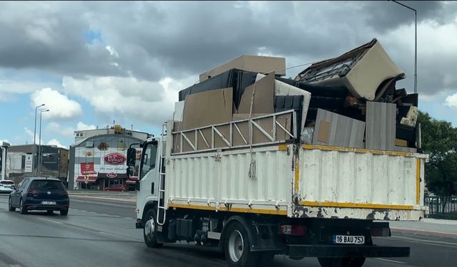 Bursa’da tehlikeli taşımacılık kamerada