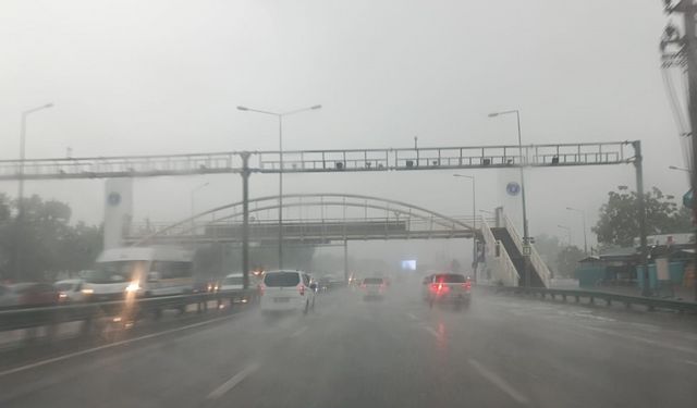 Bursa’da yollar dereye, merdivenler şelaleye döndü