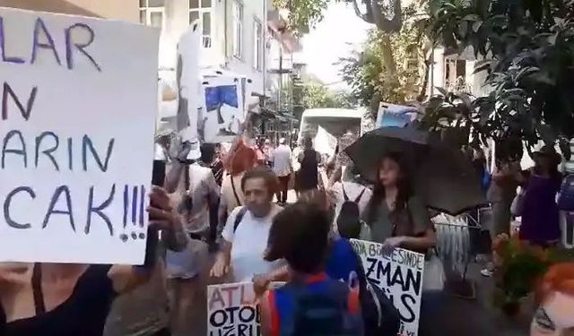 Büyükada’da "Azmanbüsler" davul zurna eşliğinde protesto edildi
