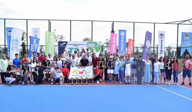 Büyükşehir Spor A.Ş. ev sahipliğinde düzenlenen T200 Master Tenis Turnuvası tamamlandı