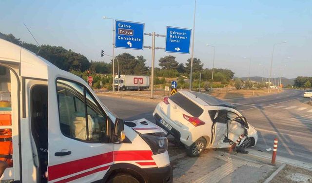 Çanakkale’de ambulans ile otomobil çarpıştı: 3 yaralı