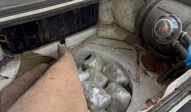 Çekiciyle taşınan otomobilin bagajında 8 kilo 865 gram uyuşturucu ele geçirildi
