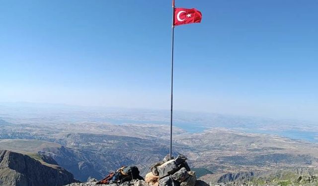 Çocukken hayalini kuruyordu: Çıktığı zirveye Türk bayrağını dikti