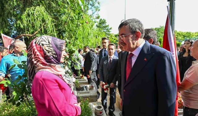 Cumhurbaşkanı Yardımcısı Yılmaz, 15 Temmuz şehitliğini ziyaret etti