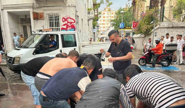 Dakikalarca yağmur altında kaldılar, elektrik akımına kapılan 2 kişiden acı haber