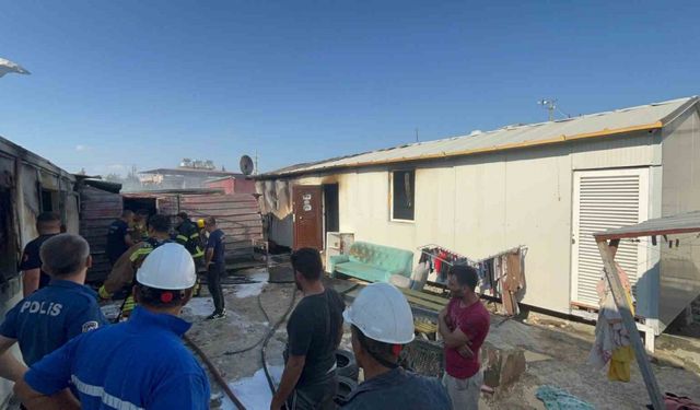 Depremzede vatandaşların yaşadığı 2 konteyner alevlere teslim oldu