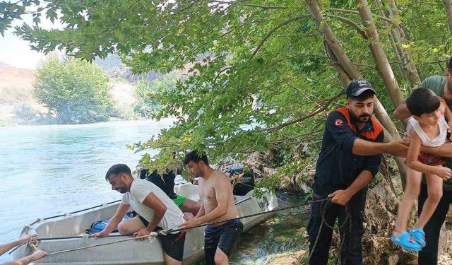Dicle Nehri’nde mahsur kalan 10 kişilik aile kurtarıldı