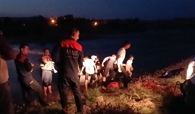 Dicle Nehri’nde mahsur kalan 11 kişilik aile kurtarıldı