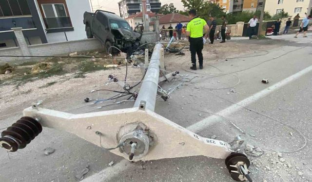 Direğe çarpan pikap bahçe duvarında asılı kaldı, sürücü yaralandı