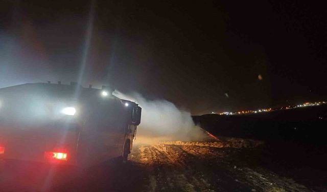 Diyarbakır’da anız yangını TOMA ve itfaiye ekiplerince söndürüldü