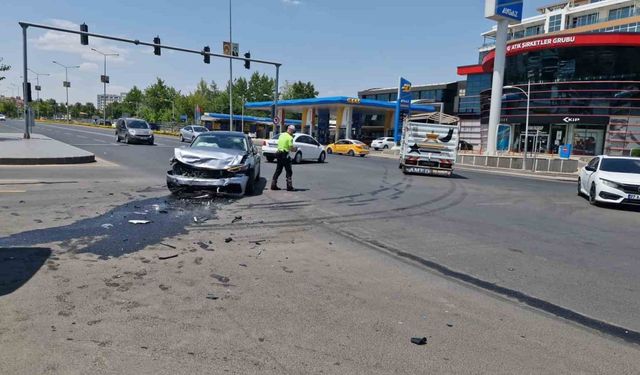 Diyarbakır’da iki otomobil çarpıştı: 2 hafif yaralı