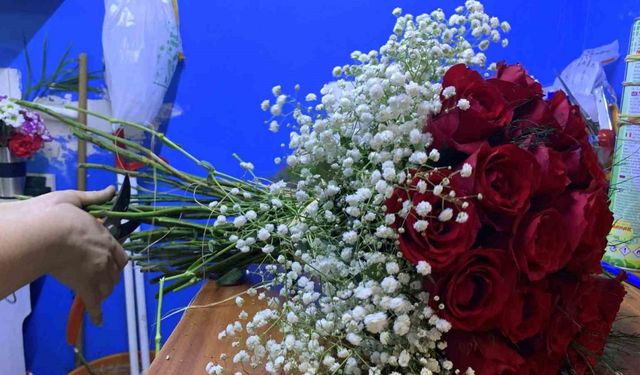 Düğün sezonunun başlamasıyla kız isteme çiçeklerine talep arttı