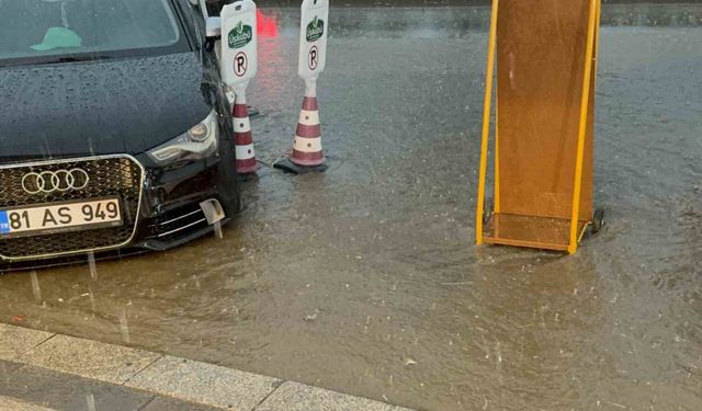 Düzce’de 5 dakikalık yağmur sokakları göle döndürdü