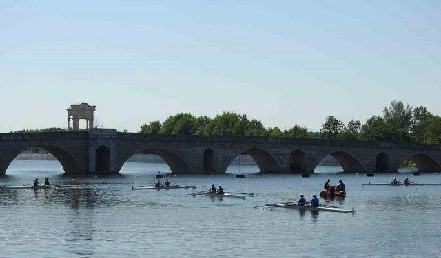 Edirne’deki Meriç Nehri’nde ilk resmi kürek yarışları başladı