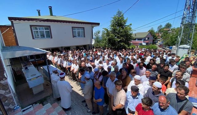 Edirne’deki trafik kazasında hayatını kaybeden baba, oğul ve yeğen toprağa verildi