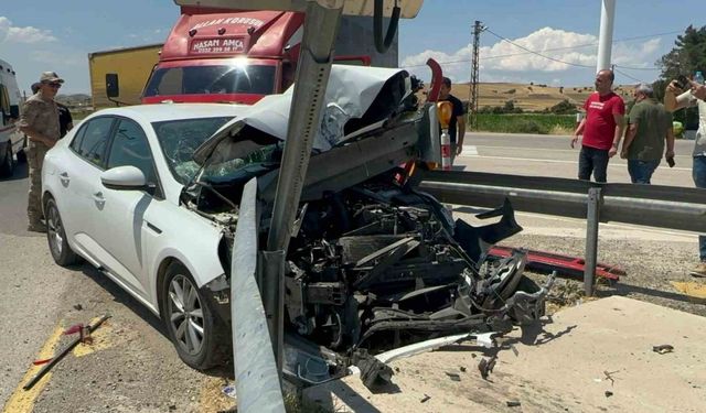 Elazığ’da otomobil bariyerlere saplandı: 4 yaralı