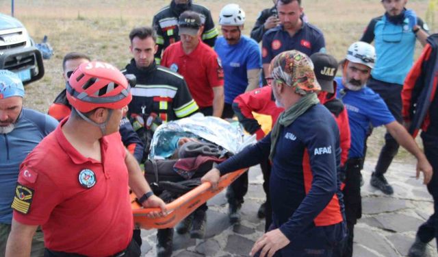 Erciyes’te üzerlerine kaya düşen dağcılar 6 saatlik operasyonla kurtarıldı