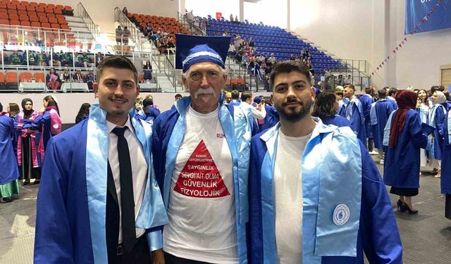 Erdek’te okuyan Türkiye’nin en yaşlı üniversite öğrencisi mezun oldu