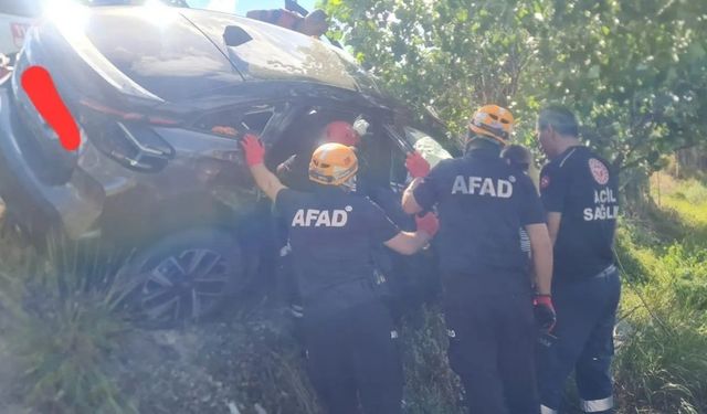 Erzincan’da araç içerisinde sıkışan yaralı sürücü AFAD ekiplerince kurtarıldı