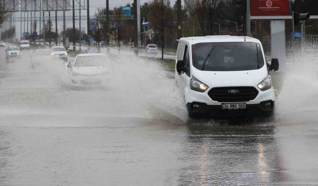 Erzincan’da sağanak yağış etkili oldu