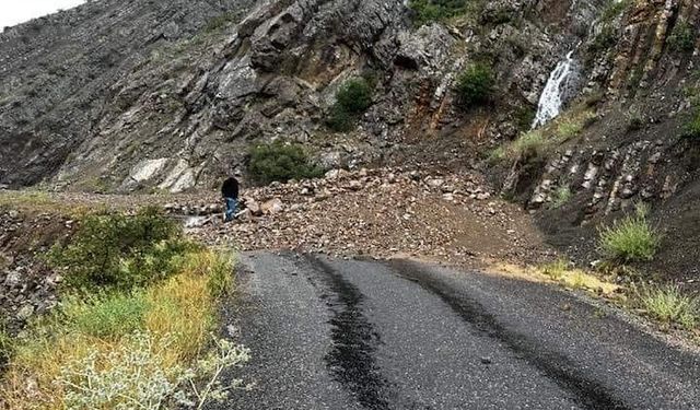 Erzurum’da sel nedeniyle yol çöktü