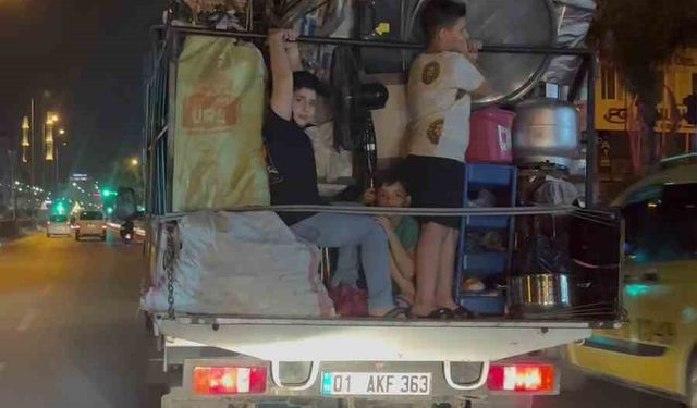 Eşya yüklü kamyonetteki çocukların tehlikeli yolculuğu