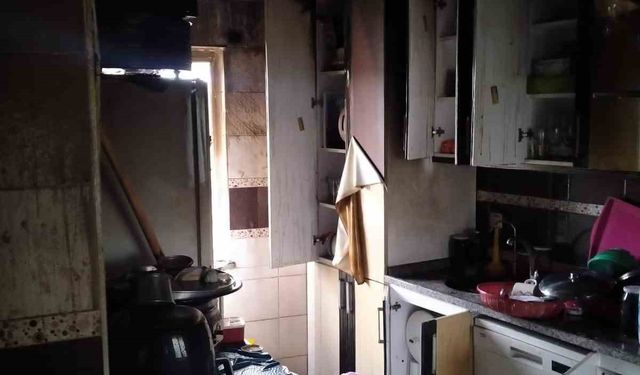 Evin mutfak kısmında çıkan yangın itfaiye ekiplerince söndürüldü