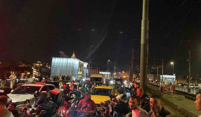 Galata Köprüsü’nde park halindeki araçlara vuran hafif ticari araç yan yattı: 2 yaralı