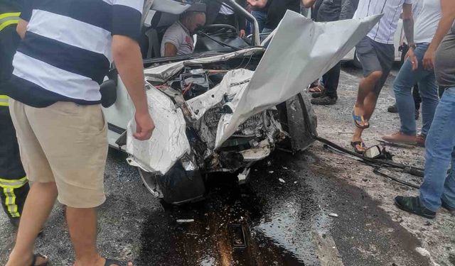 Gaziantep’te 2 araç kafa kafaya çarpıştı: 3 yaralı
