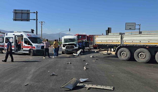 Gaziantep’te 3 aracın karıştığı kazada minibüs şoförü ağır yaralandı