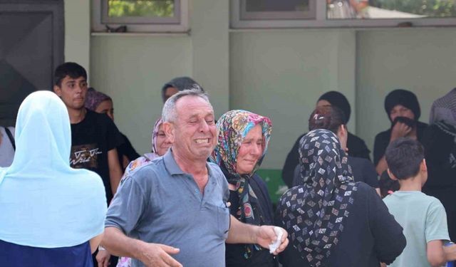 Göle düşen otomobilde can veren anne, baba ve iki kardeşin cenazesi köylerine uğurlandı